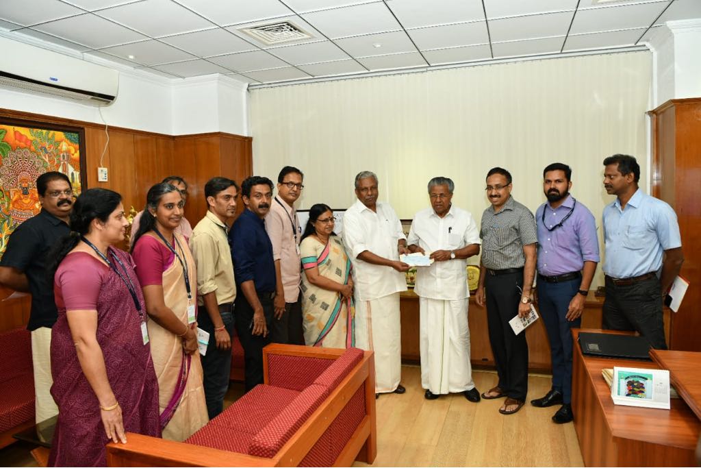 Local Self Government minister A.C.Moideen handing over Kudumbashree's CMDRF donation cheque of 7crore rupees to Chief Minister Pinarayi Vijayan