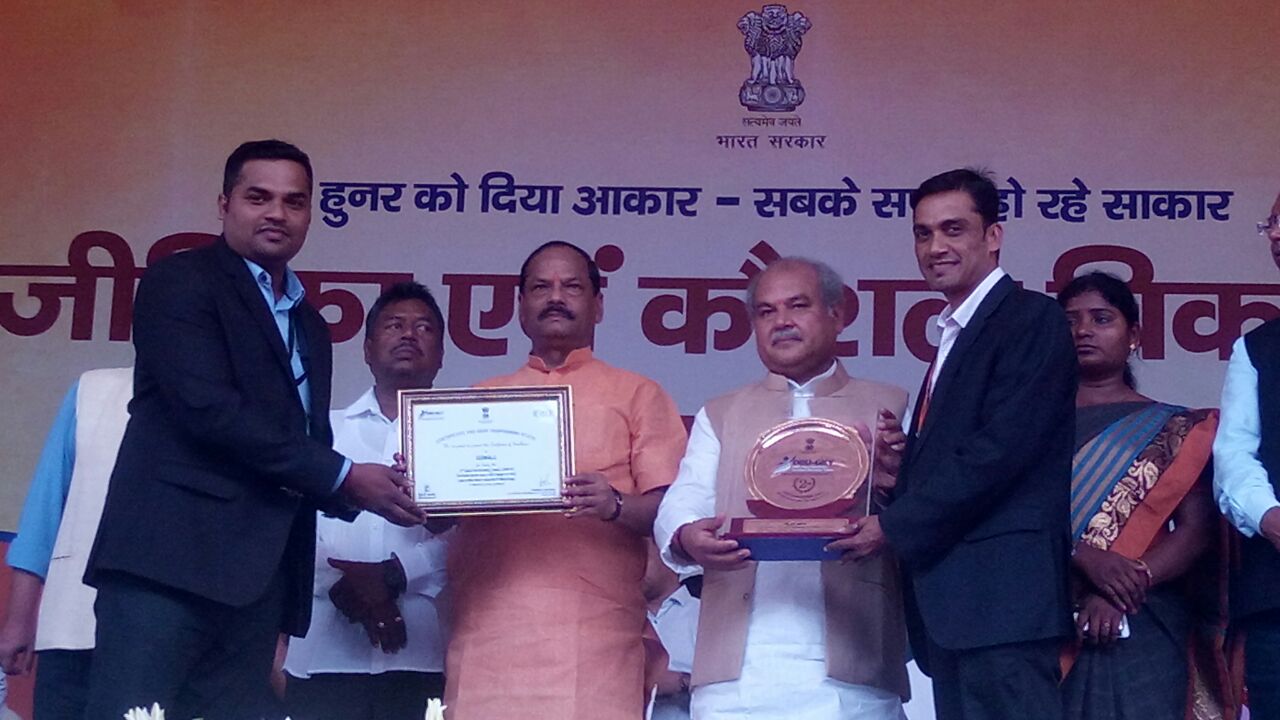 Shibu.N.P (left) and Dr.Praveen C.S receives national award from Raghubar Das and Narendra Singh Tomer