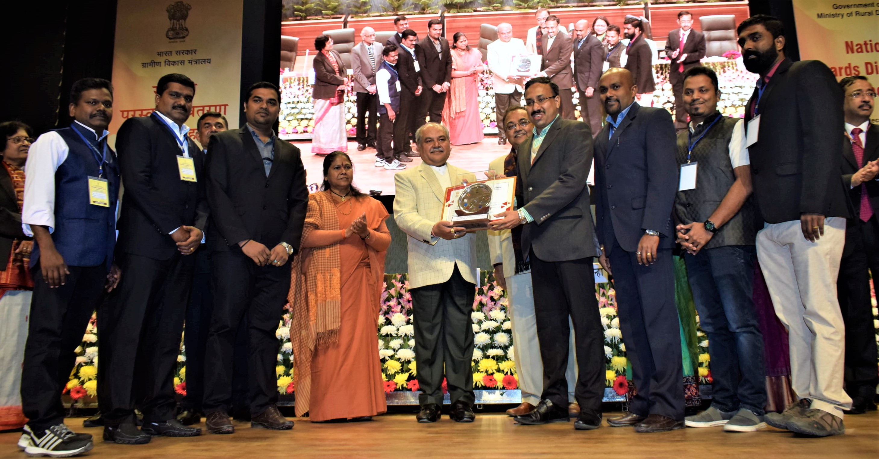 Kudumbashree receiving award for DDUGKY